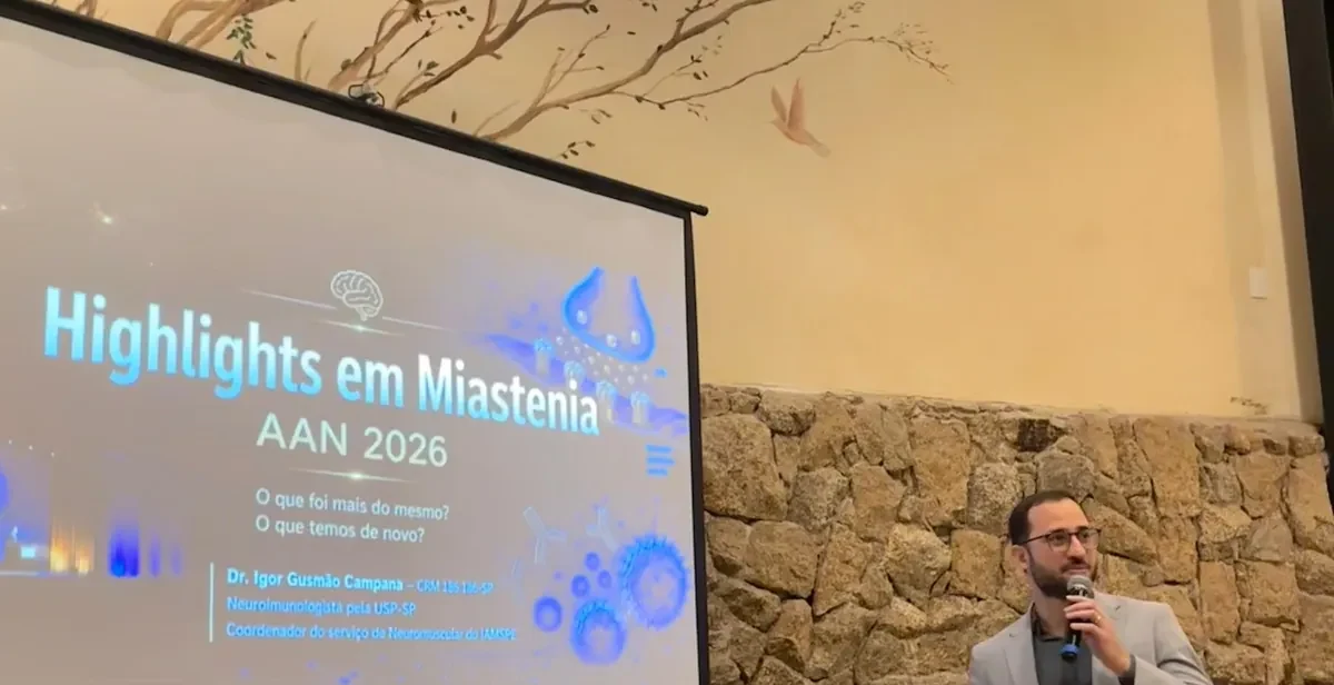 Dr. Igor Campana ao microfone, apresentando a palestra “Highlights em Miastenia, AAN 2026”