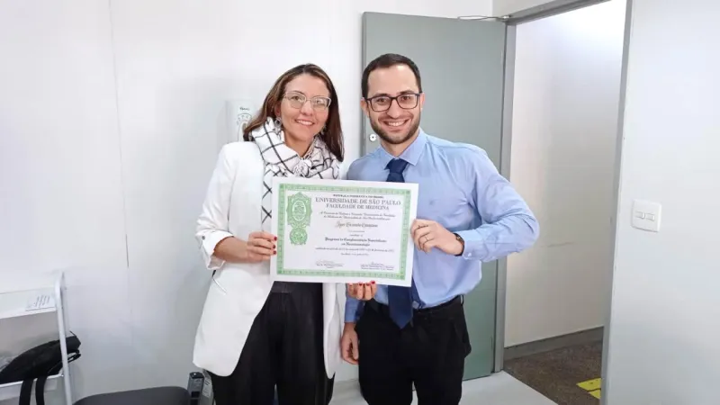 Dr. Igor Campana com diploma de especialização em Neuroimunologia pelo HC FMUSP